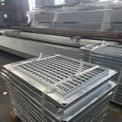 鋼格柵板踩空怎么辦？防滑設(shè)計(jì)來(lái)幫忙